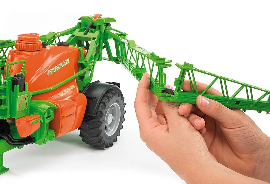 Ausklappbares Spritzgestänge der Bruder Amazone Spritze im Detail