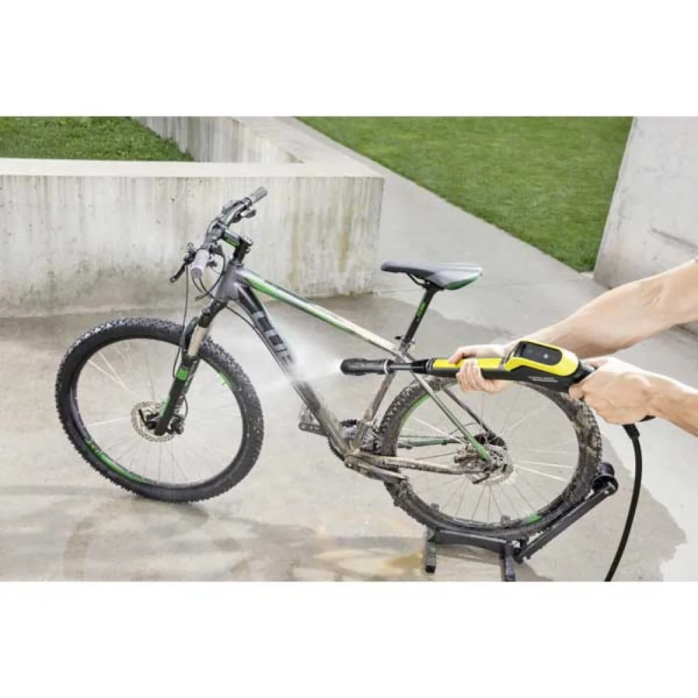 Kärcher VP 145 Vario Power Jet Strahlrohr reinigt ein Fahrrad