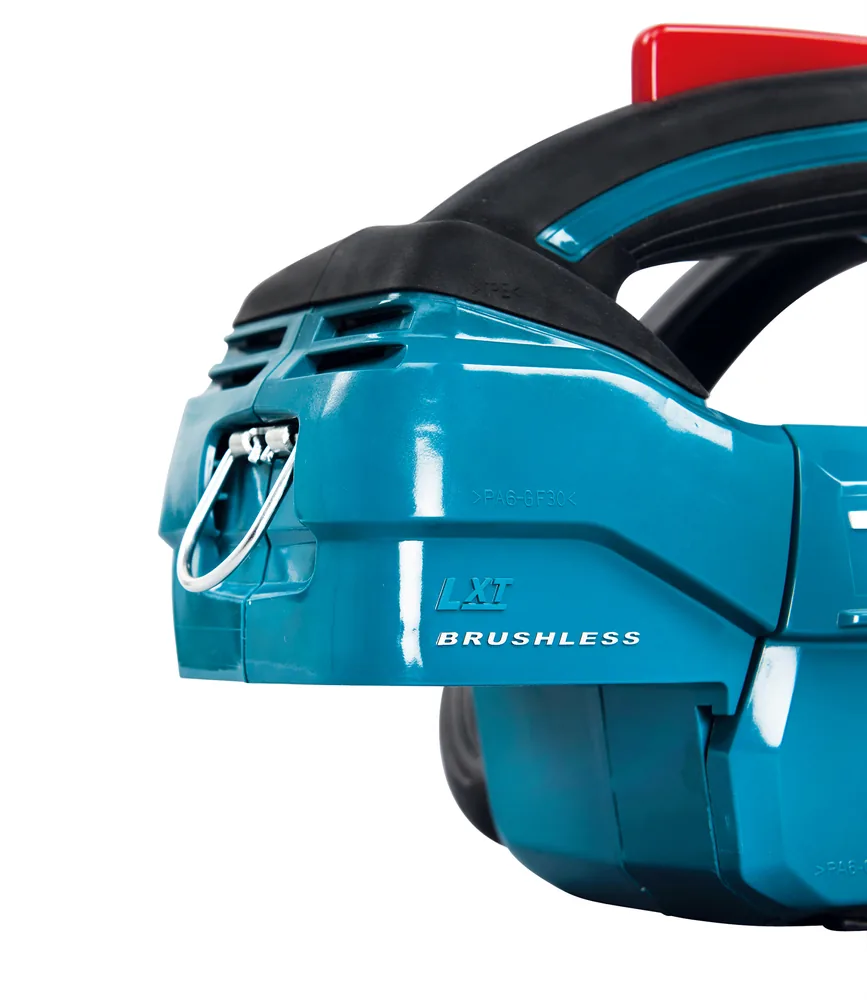 Detail des oberen Tragebügels mit BRUSHLESS-Motor an der Makita DUC254Z Kettensäge
