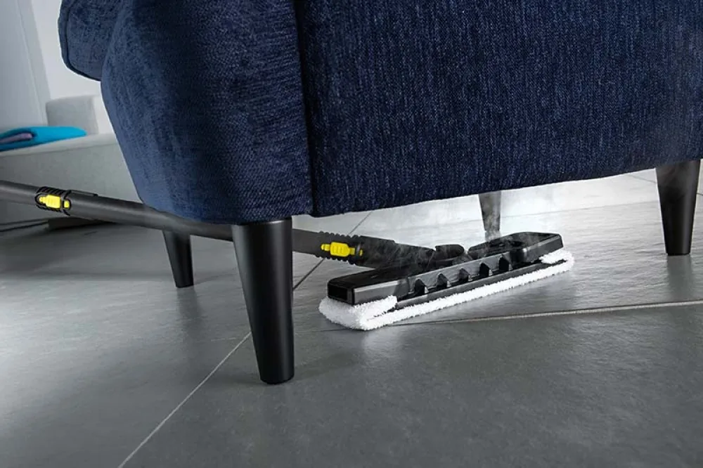 Kärcher Frottee-Tuchset an der Bodendüse beim Reinigen unter einem Sofa