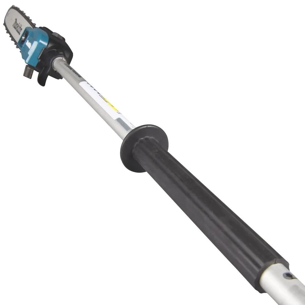 Detail von Schwert und Teleskopstange des Makita EY403MP Hochentaster-Aufsatzes