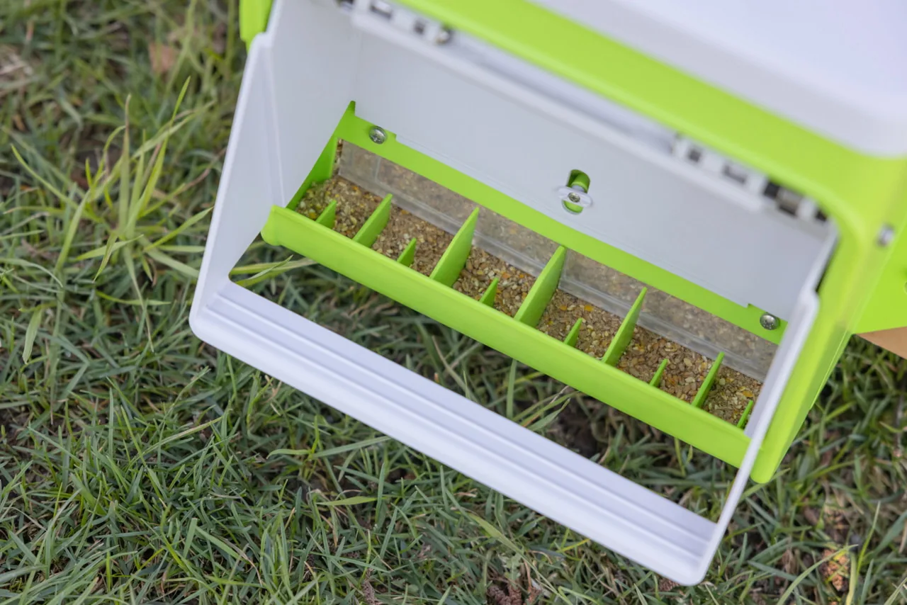 Geöffnete Futterklappe des Kerbl SmartCoop mit unterteilten Futterfächern