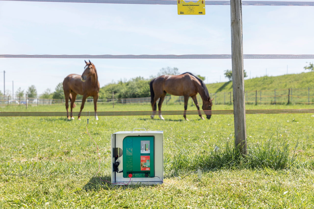 AKO Duo Power Xi 8000 Weidezaungerät von Kerbl - Leistungsstarkes und flexibles Zaungerät für Landwirte und Tierhalter, ideal für die extensive Weideüberwachung von Pferden, Bullen und Schafen sowie zur Wildschwein- und Wolfsabwehr.