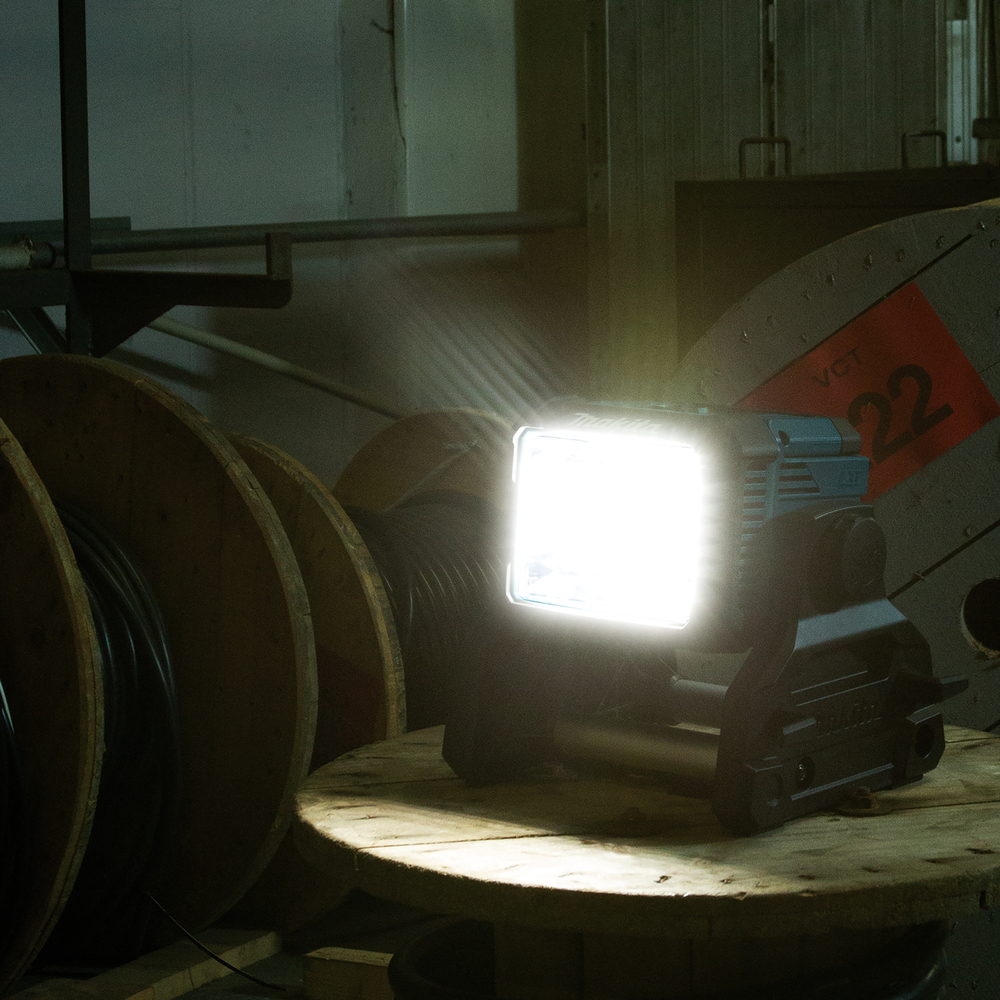 LED-Baustrahler 14, 4V/18V/230V • 1.800 lx • 3.000 lm LED-Baustrahler 14, 4V/18V/230V • 1.800 lx • 3.000 lm