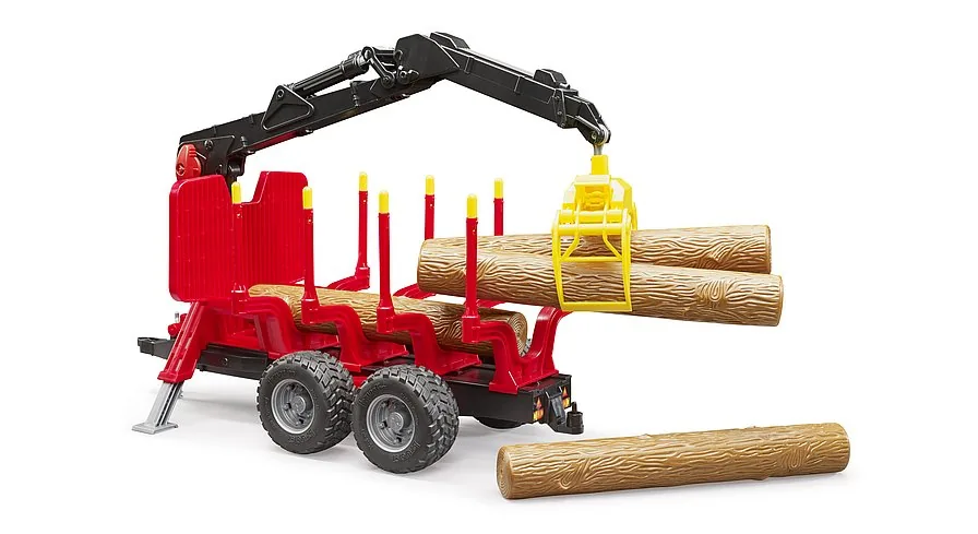 Verladen von Holzstämmen auf den Rungenwagen mit dem integrierten Kran