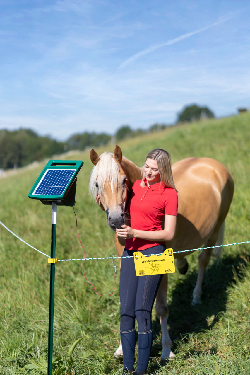 Effizientes Solargerät für Weidezäune - AKO SunPower S1000: Zuverlässige Tierbegrenzung für Landwirte und Tierhalter