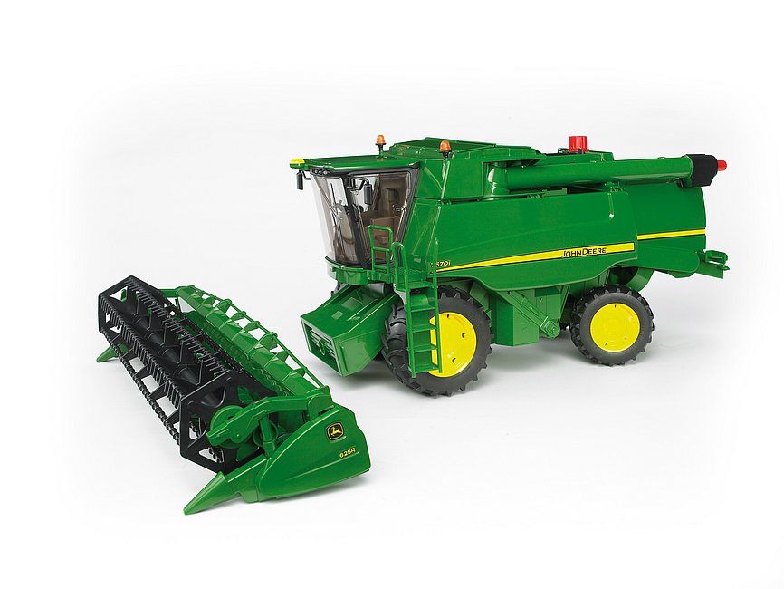Abgenommenes Schneidwerk des Bruder John Deere Mähdreschers mit Pendelausgleich