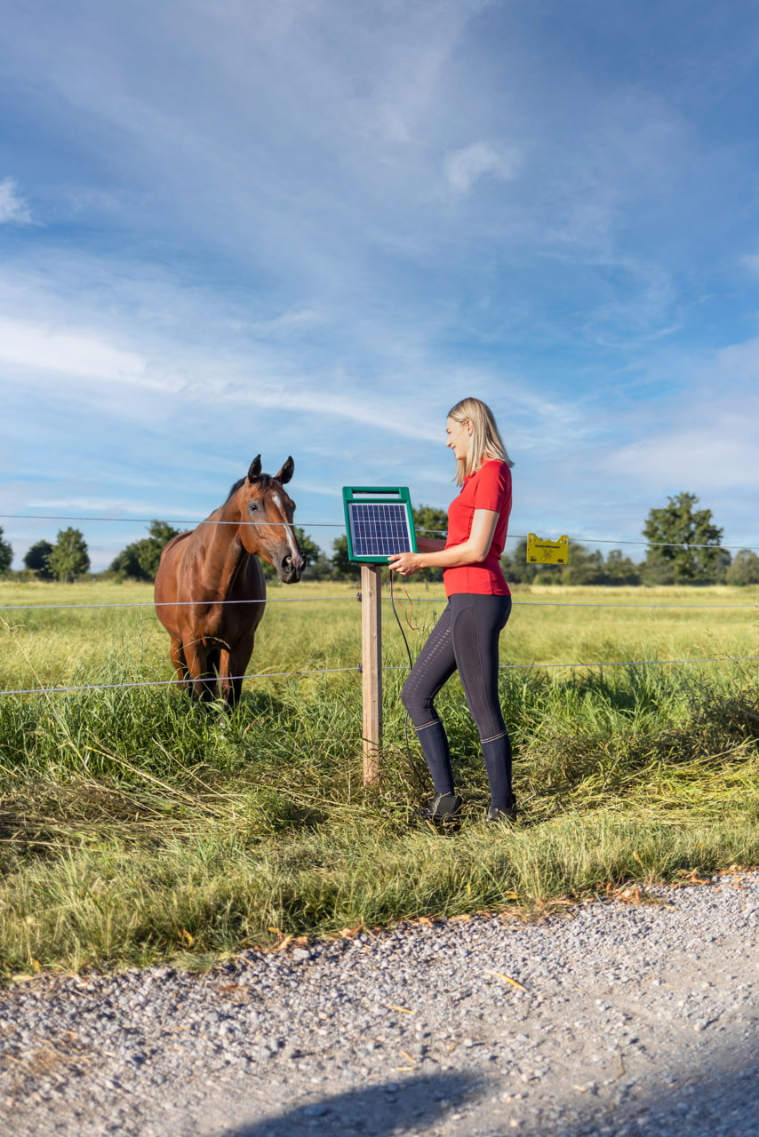 Effizientes Solargerät für Weidezäune - AKO SunPower S1000: Zuverlässige Tierbegrenzung für Landwirte und Tierhalter
