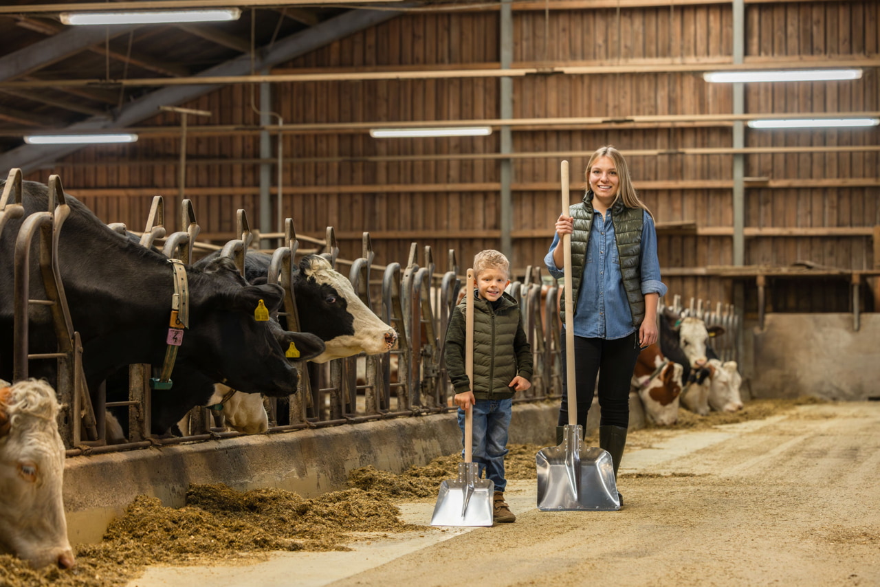 PROFI Spezial-Alu-Schaufel Größe 9 mit Kante - Robust für Landwirte und Tierhalter