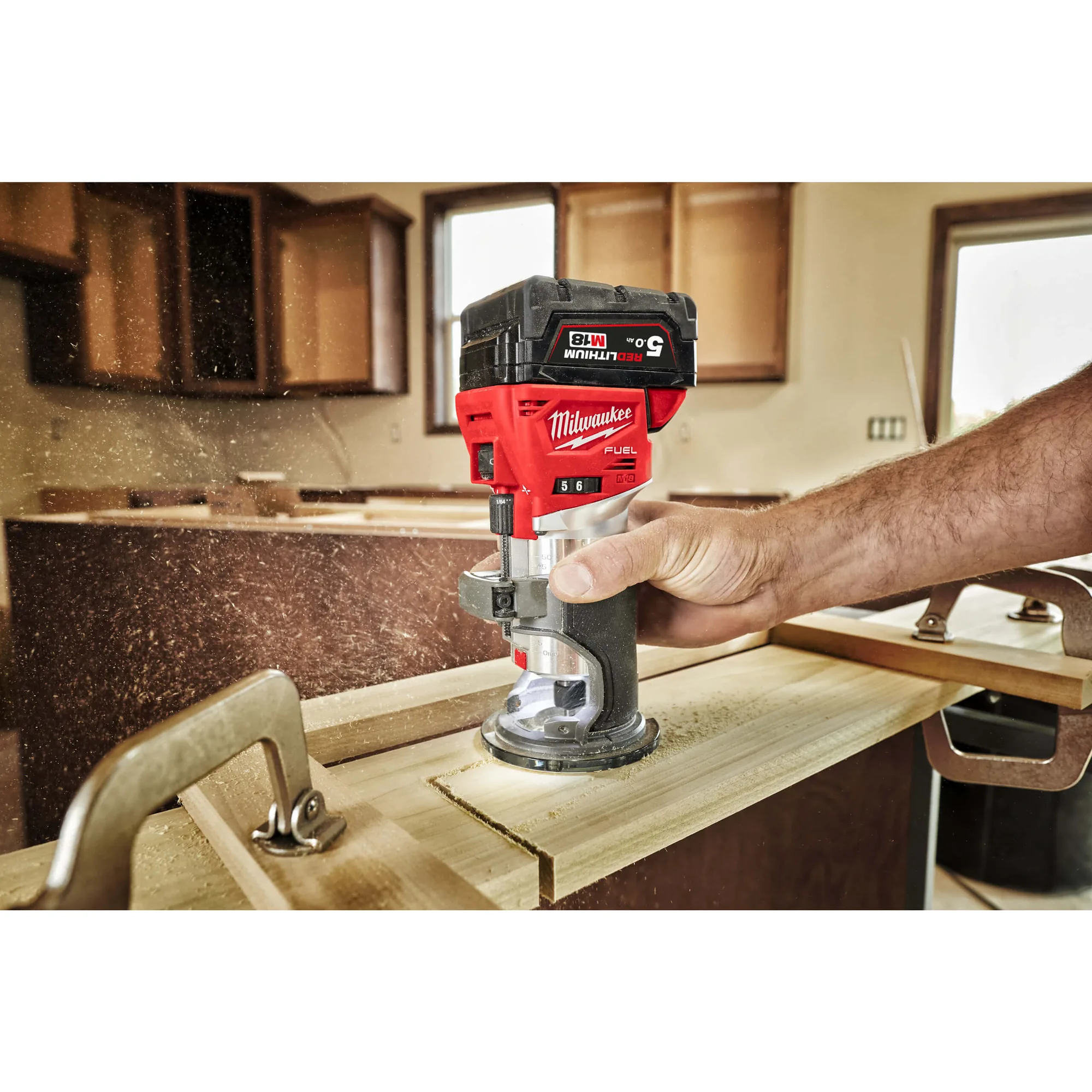 Milwaukee M18 FTR8 Kantenfräse beim Fräsen einer Arbeitsplatte