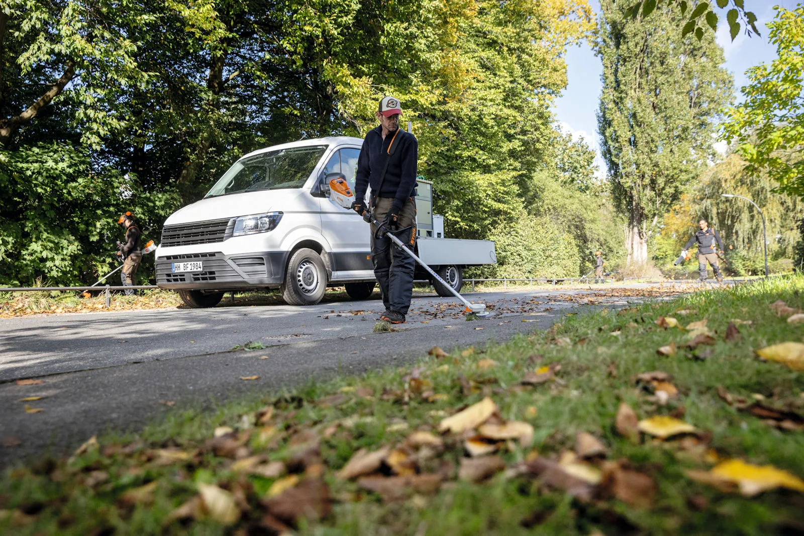 STIHL KMA 135 R Akku-KombiMotor im Einsatz entlang eines Weges