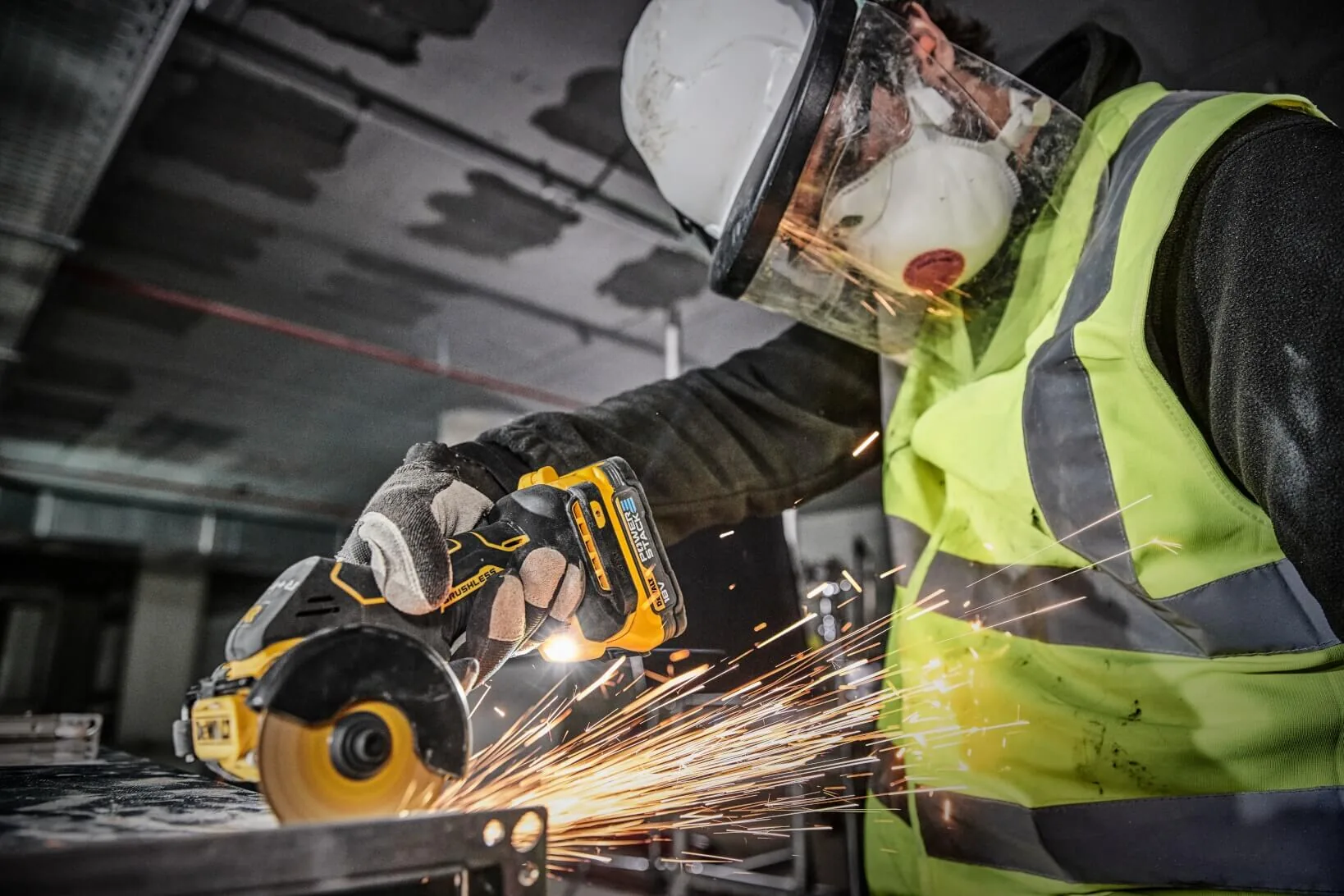 DeWalt DCS438N Akku-Trennschleifer im Einsatz mit Funkenflug (Warnweste)