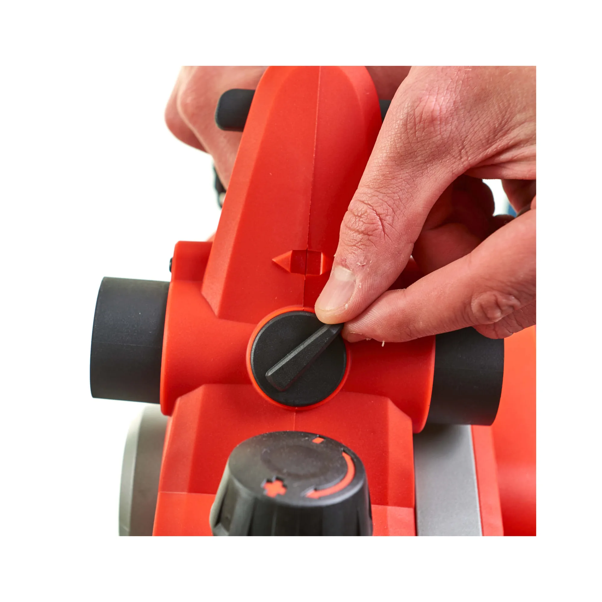 Hand stellt die Spantiefe am Milwaukee M18 BP-0 Akku-Hobel ein