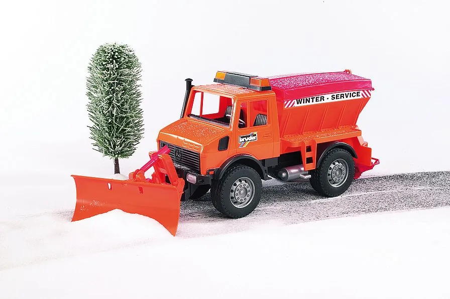 Winter-Einsatz: Unimog Schneeschieber räumt die Straße und streut Split