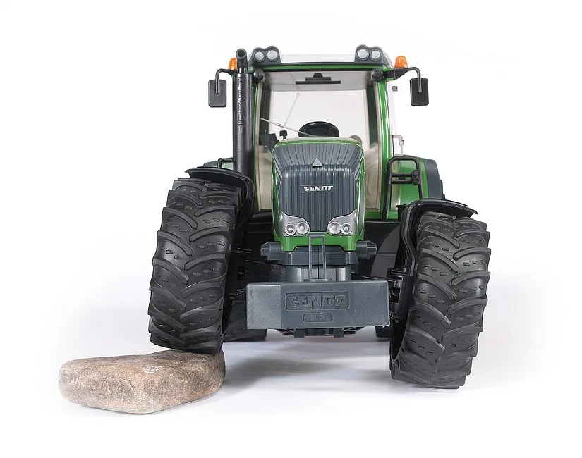 Geländegängigkeit im Test: Fendt Traktor mit gefederter Pendelachse fährt über Stein