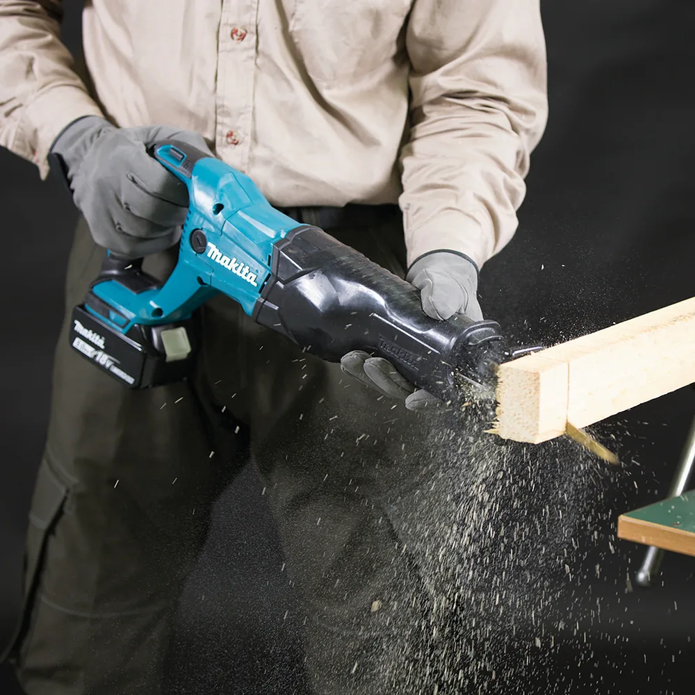 Makita DJR186ZK Akku-Reciprosäge im Einsatz beim Sägen eines Holzbalkens