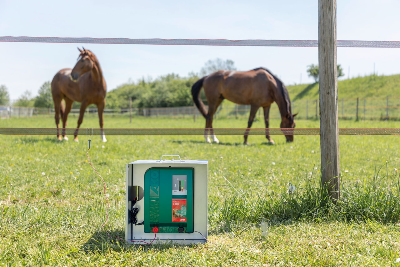 AKO Duo Power Xi 8000 Weidezaungerät von Kerbl - Leistungsstarkes und flexibles Zaungerät für Landwirte und Tierhalter, ideal für die extensive Weideüberwachung von Pferden, Bullen und Schafen sowie zur Wildschwein- und Wolfsabwehr.