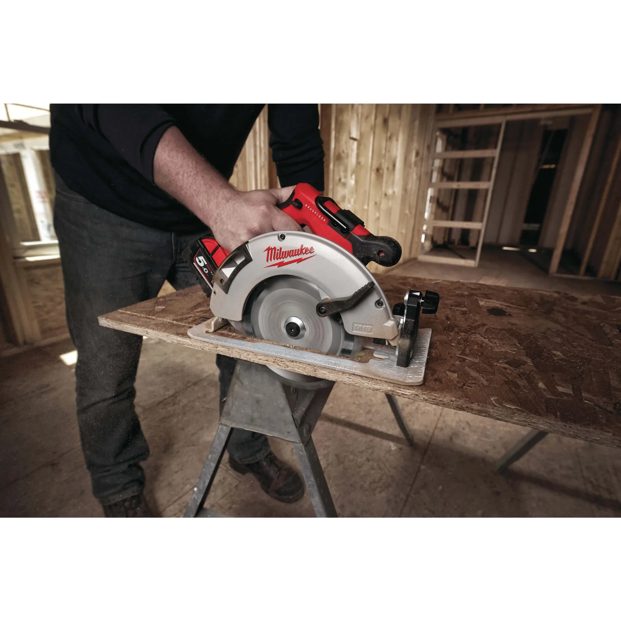 Milwaukee M18 BLCS66 Handkreissäge im Rohbau-Einsatz