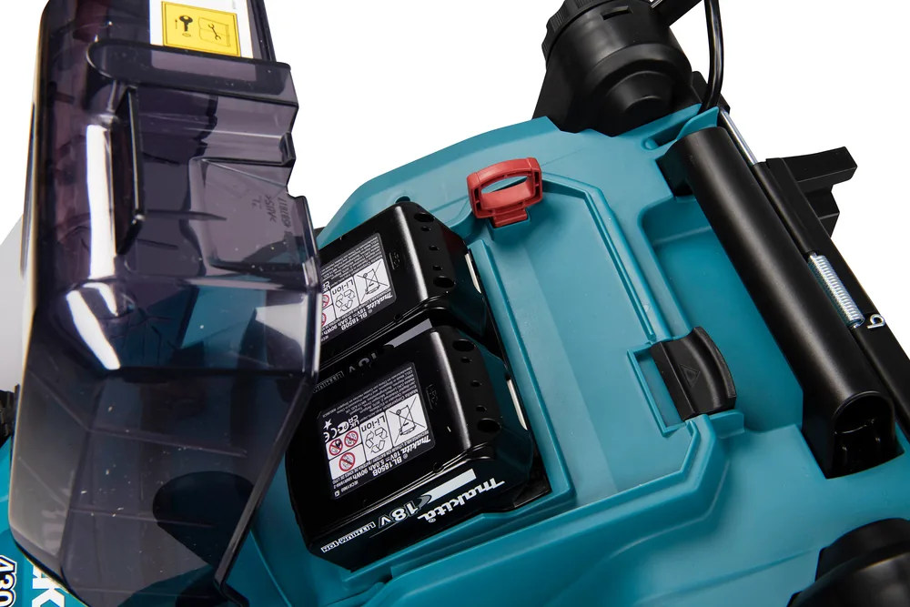 Detail des Akkufachs mit zwei 18-V-Akkus am Makita DLM382Z