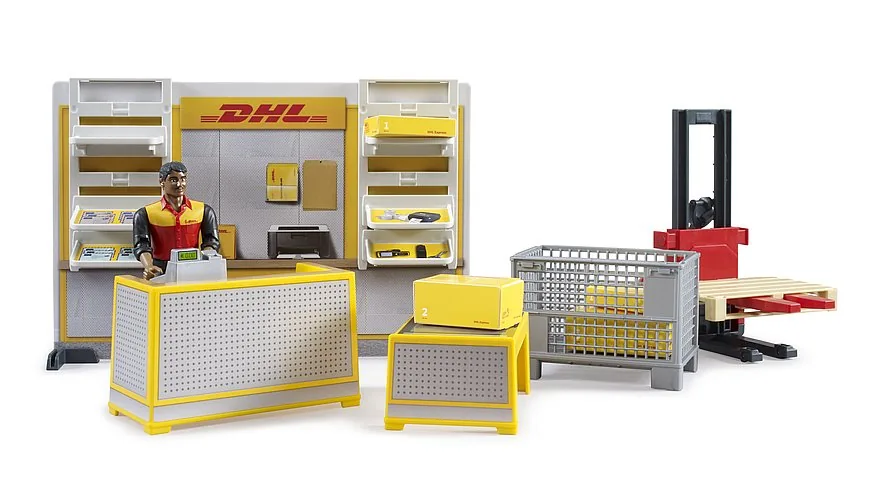 Bruder bworld DHL-Paketshop mit Theke, Mitarbeiter-Figur, Gitterbox, Hubwagen und Paketen, 1:16