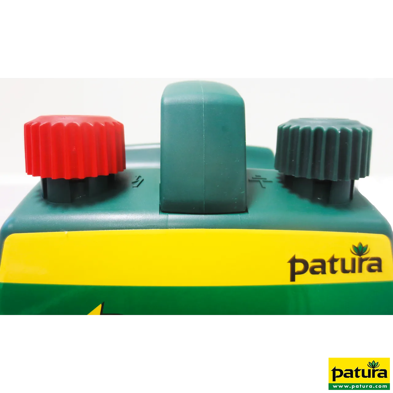 Detail der roten und grünen Anschlussklemmen am Patura P50 Weidezaungerät