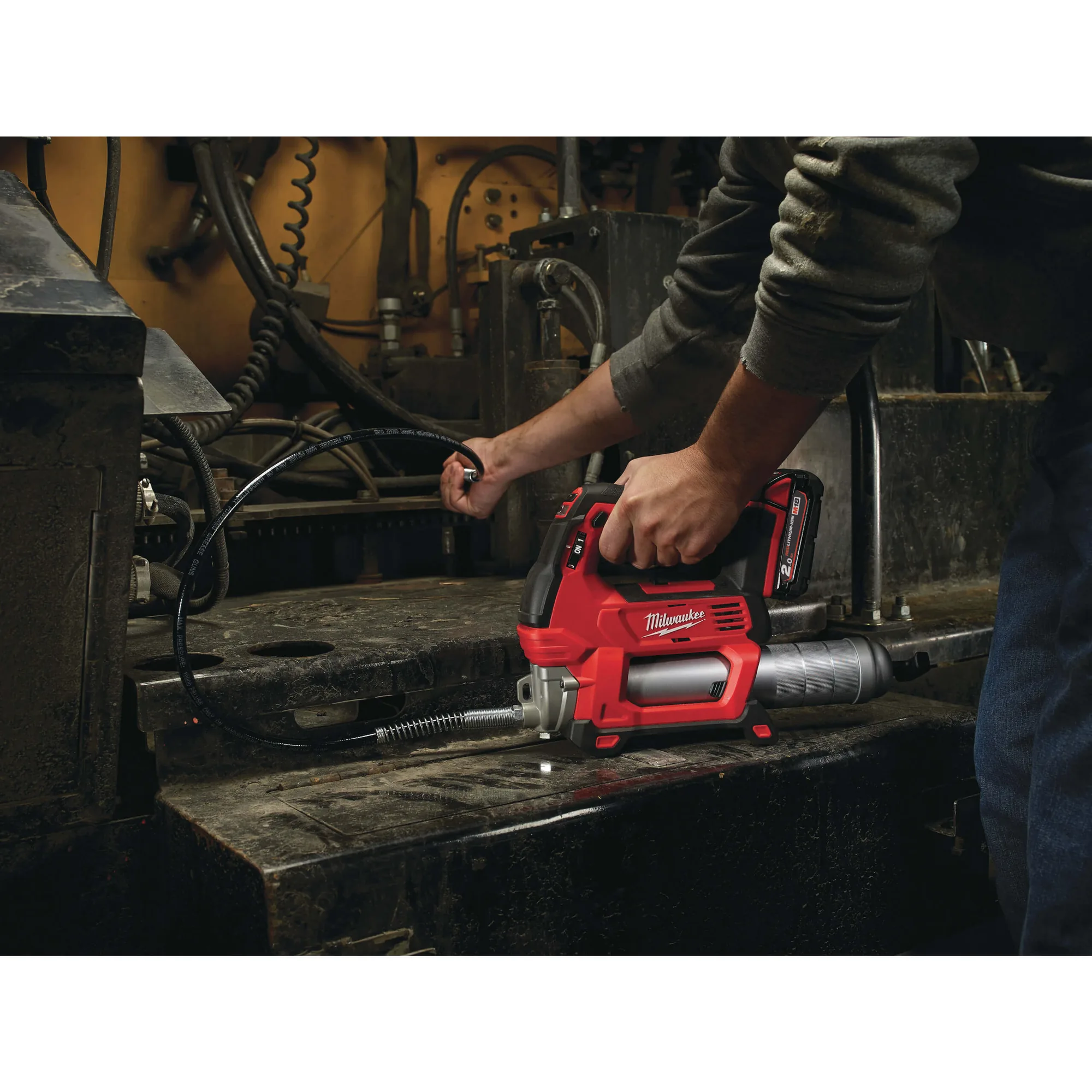 Milwaukee M18 GG Akku-Fettpresse im Werkstatteinsatz