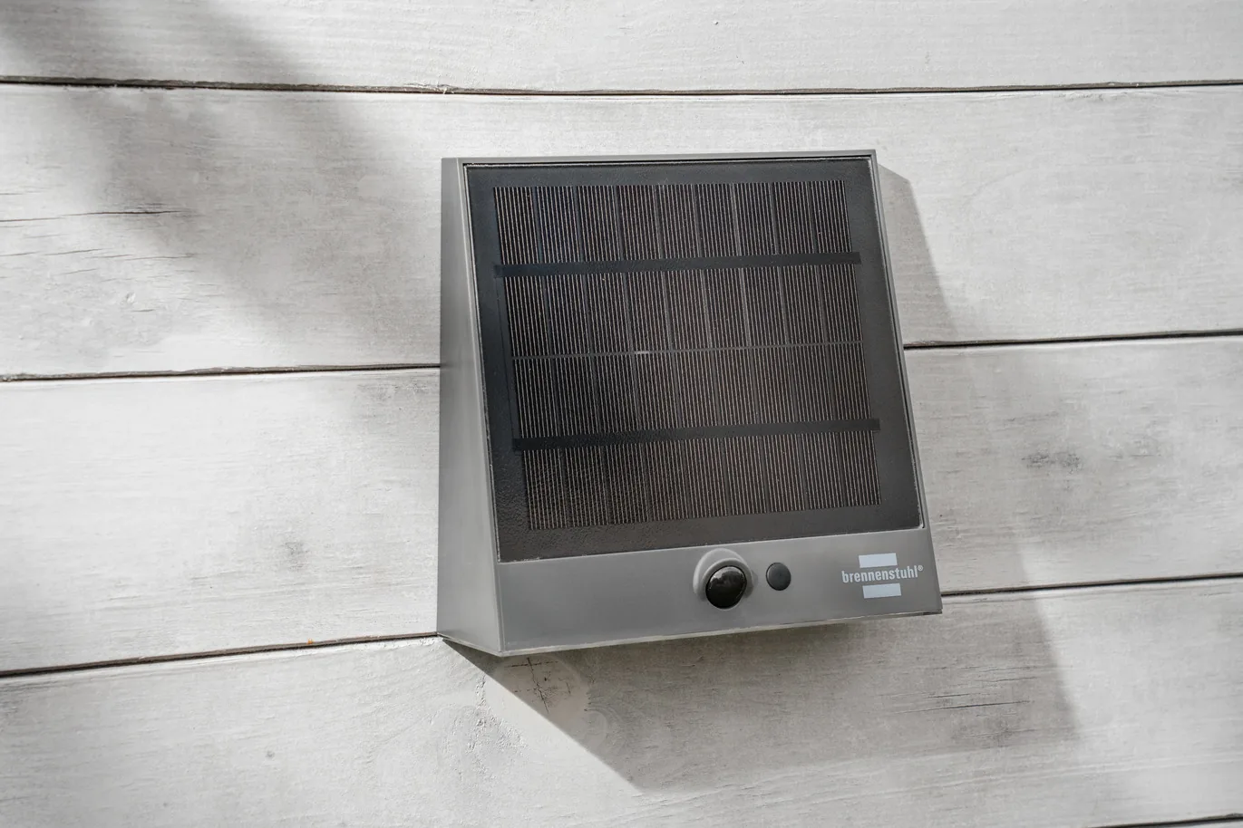 Brennenstuhl SOL 1000 Plana an heller Holzwand mit integriertem Solarpanel