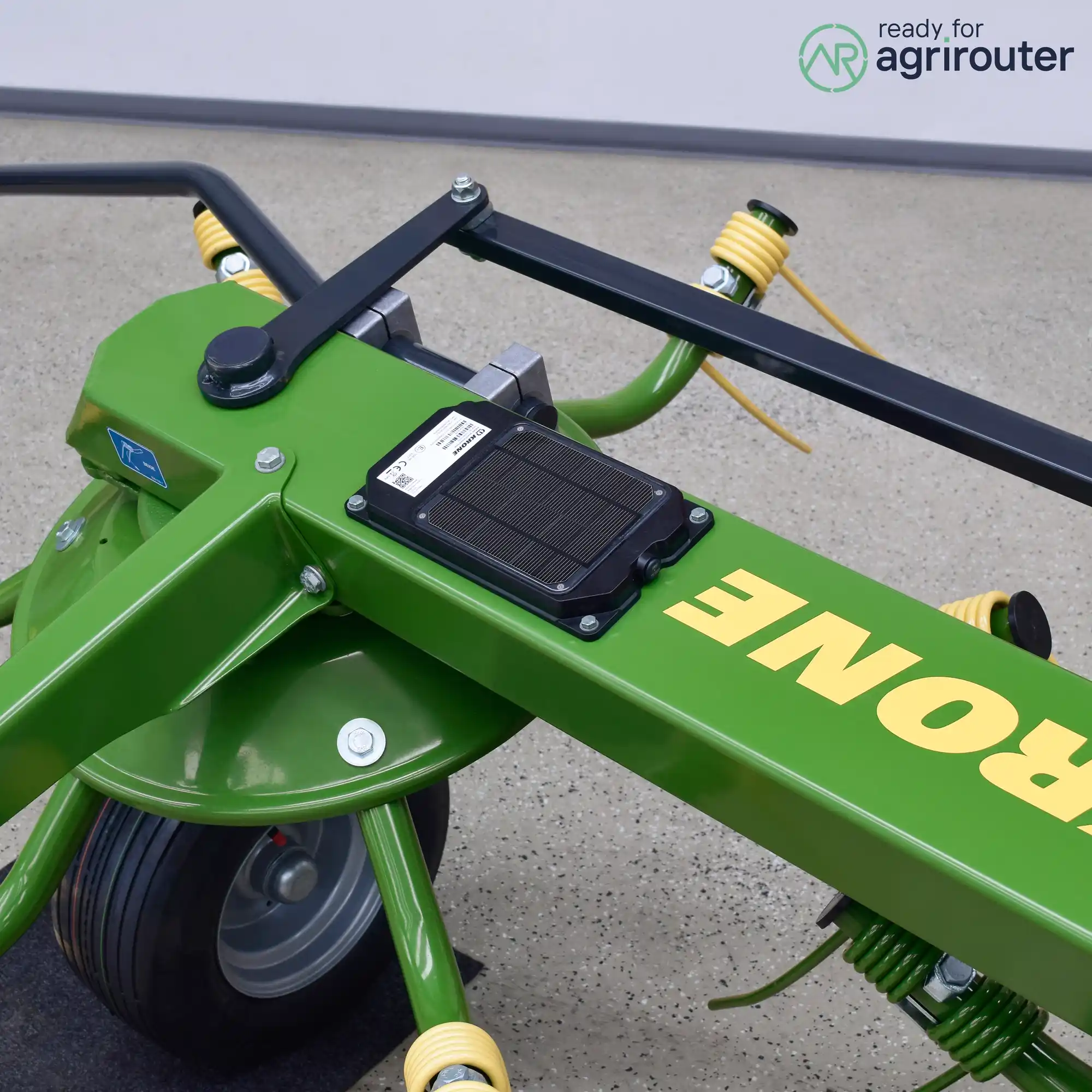 Krone SmartConnect Solar am Krone Kreiselschwader montiert