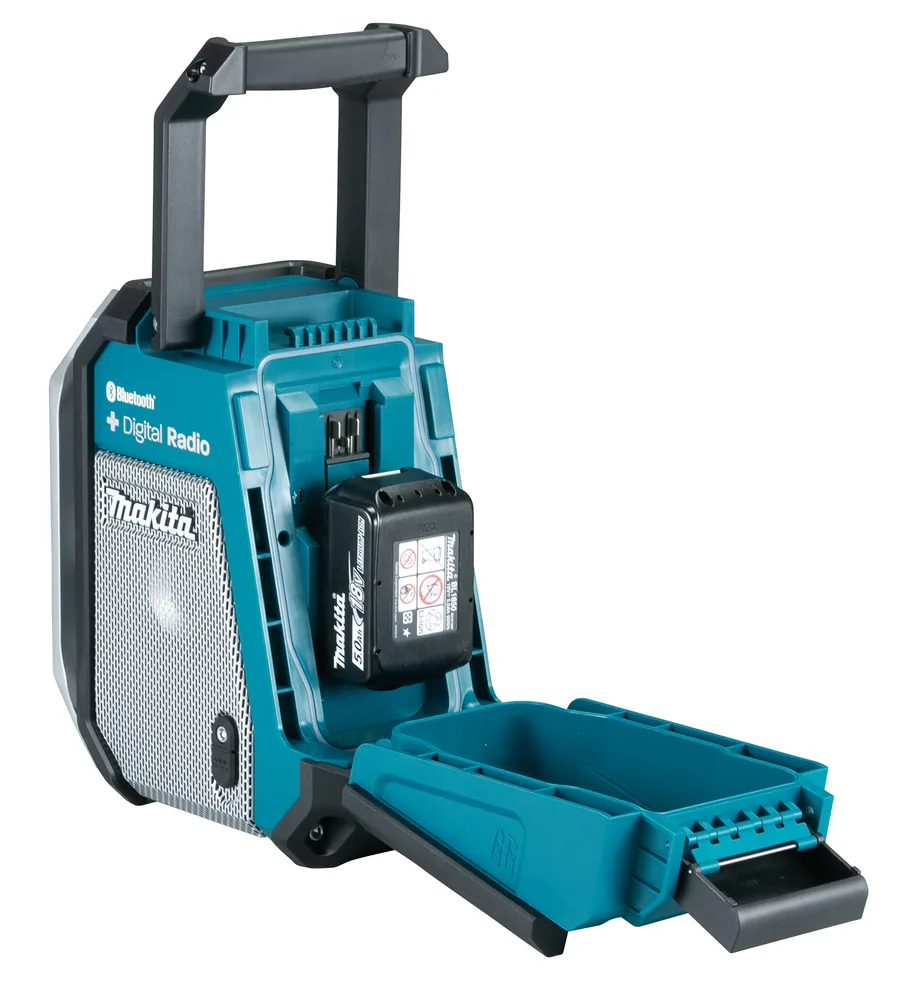 Makita DMR115 mit eingesetztem Akku und ausziehbarem Staufach