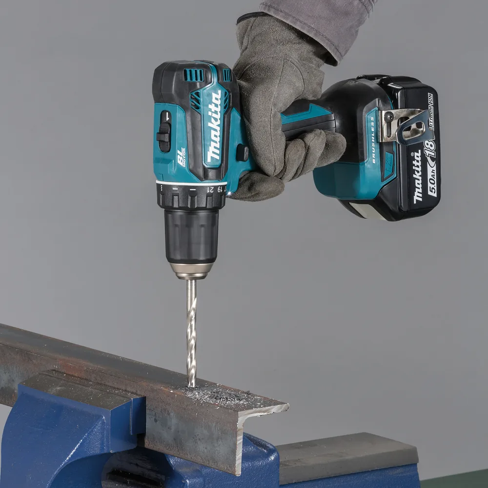 Makita DDF485Z Akku-Bohrschrauber im Einsatz beim Bohren in Metall