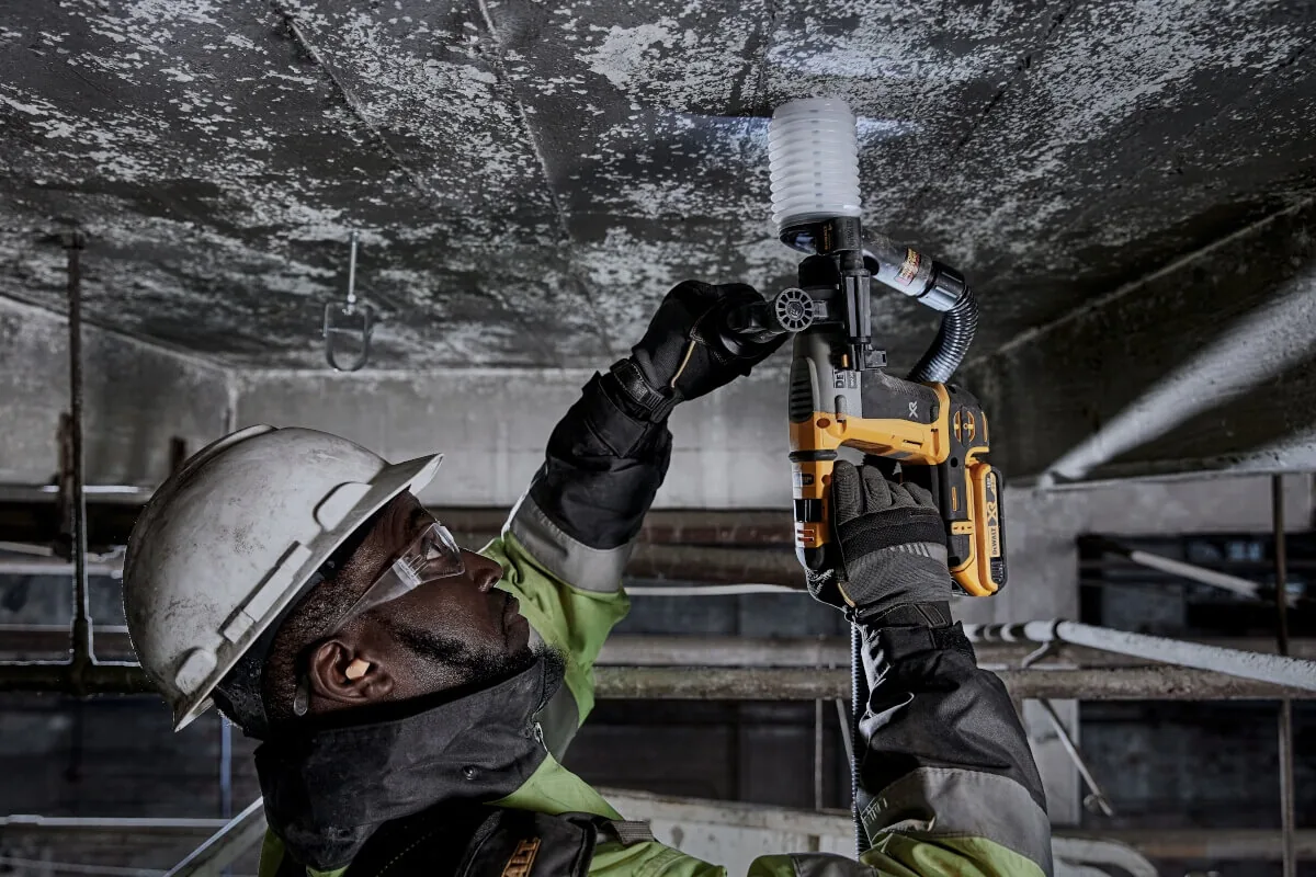 DeWalt DCH172NT Akku-Bohrhammer im Über-Kopf-Einsatz mit Absaugung an der Decke