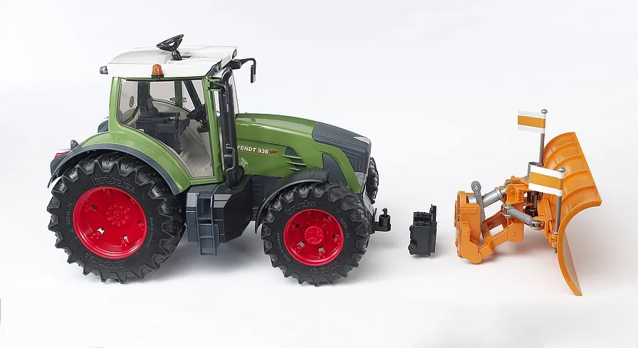 Anwendungsbeispiel: Bruder Traktor umgerüstet zum Schneeräumen mit dem Schneepflugaufsatz