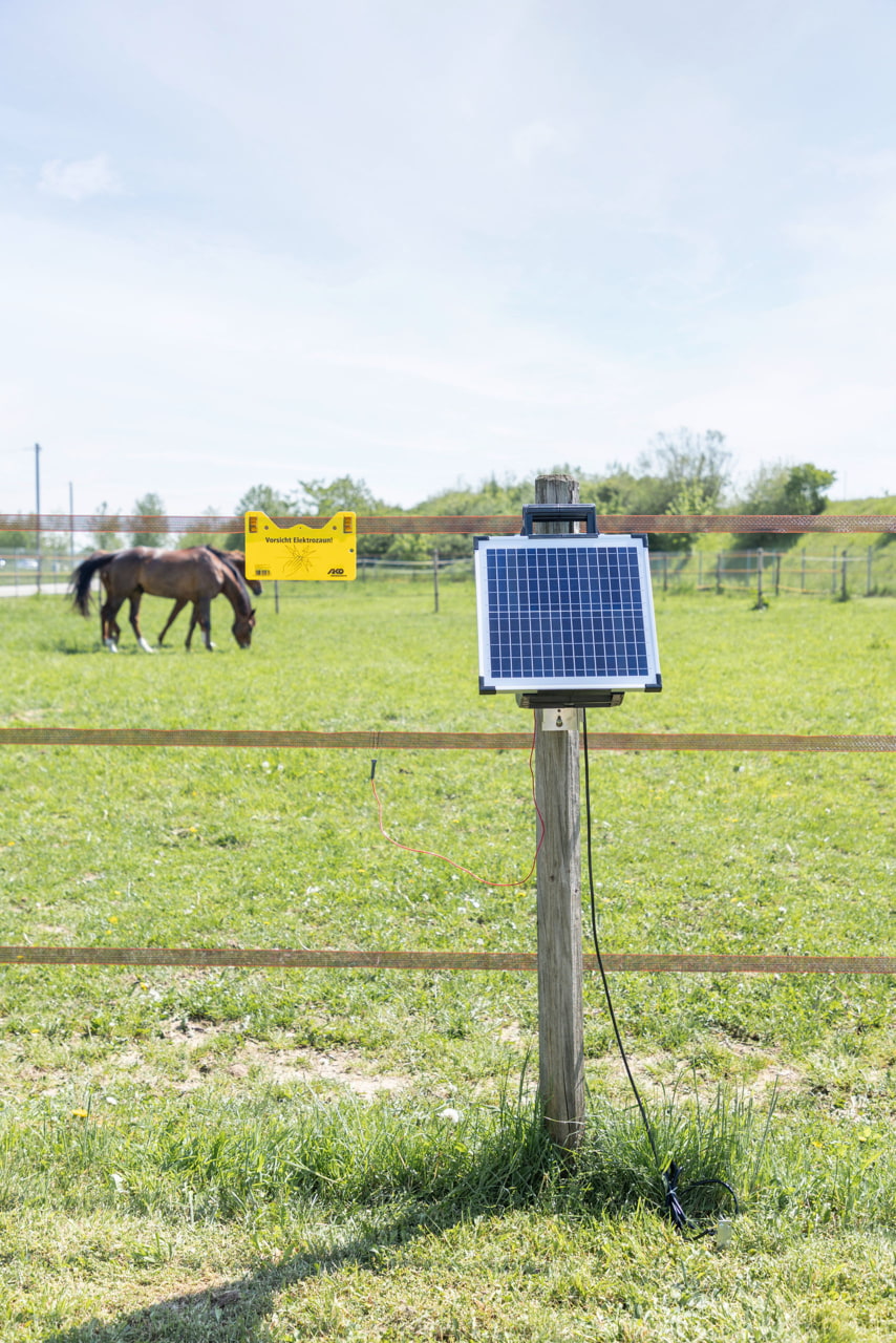 Kerbl Sun Power S 1500 Solargerät - Leistungsstarkes Solargerät für Weidezäune, ideal für Pferde- und Rinderweiden mit wenig Bewuchs.