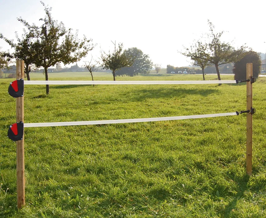 Weidezaun mit zwei roten FLEXIGATE-Gehäusen am Pfosten, Streuobstwiese