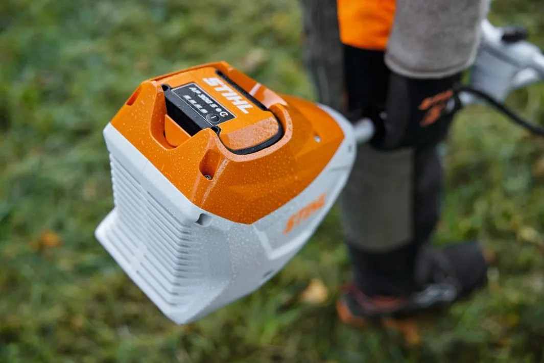 STIHL FSA 120 Akku-Motorsense, Detail des Akkus am Gerät