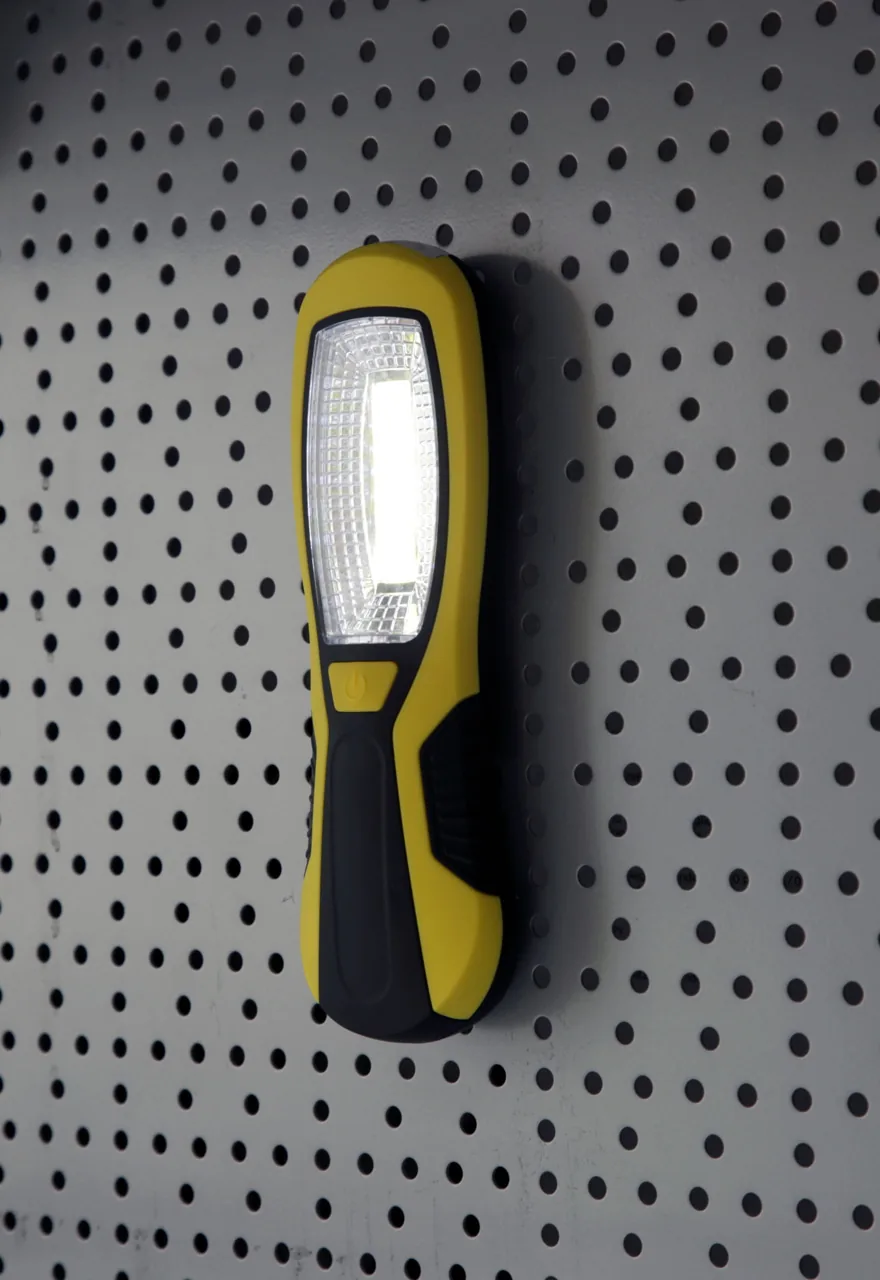Kerbl WorkFire Arbeitsleuchte magnetisch an einer Lochwand befestigt