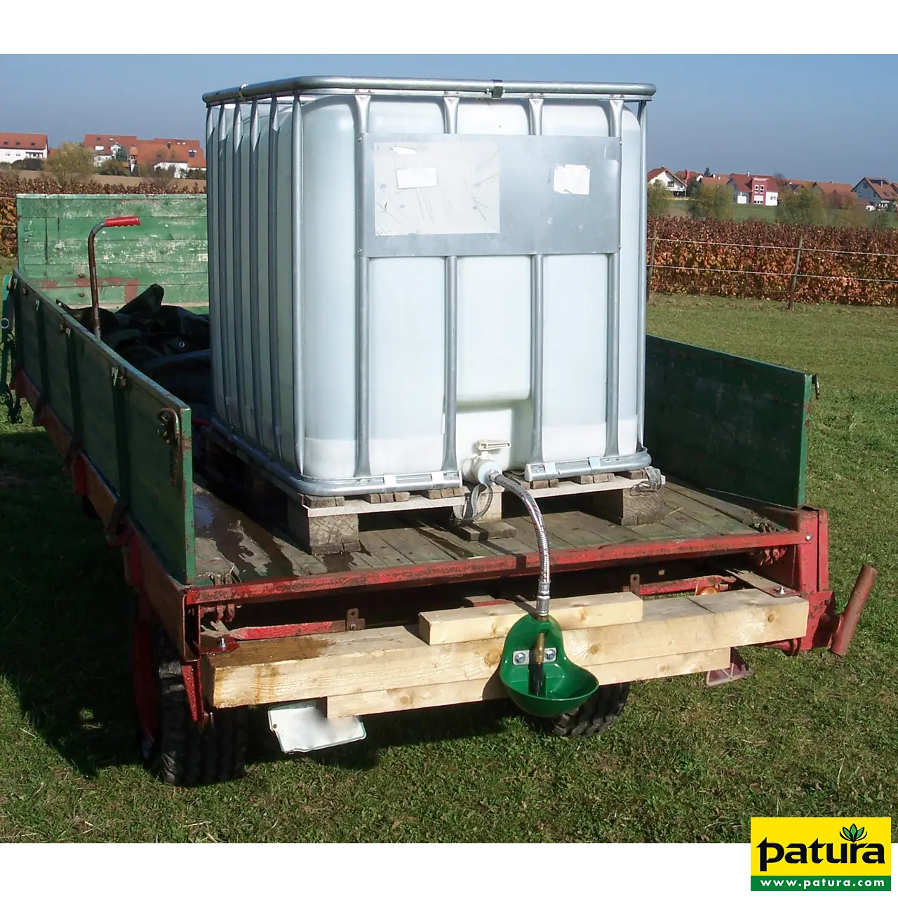 Patura Becken Modell 10P als mobile Tränke an einem IBC-Container auf dem Anhänger
