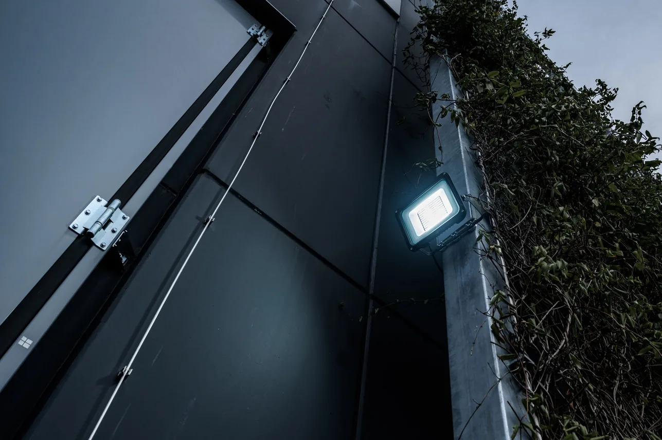 Brennenstuhl LED Strahler JARO 14060 Wandmontage an einer dunklen Wand, nachts im Einsatz