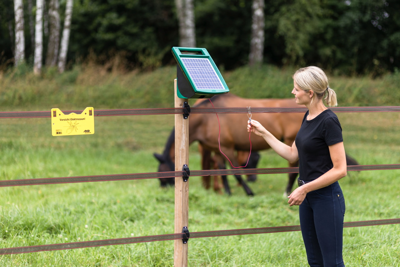 Effizientes Solargerät für Weidezäune - AKO SunPower S1000: Zuverlässige Tierbegrenzung für Landwirte und Tierhalter