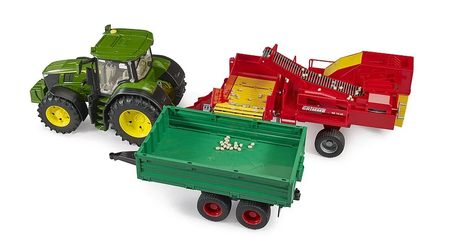 Bruder Kippanhänger angehängt an einen John Deere Traktor im Spiel-Einsatz