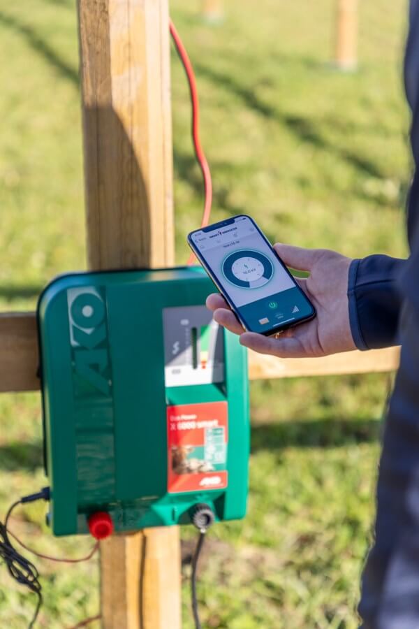 Kerbl Duo Power X 6000 smart – Effizientes und intelligentes Weidezaungerät für Landwirte und Tierhalter. Ideal für Pferde, Rinder und Schafe mit mittlerem bis starkem Bewuchs. Mit Anbindung an Cloud und App-Steuerung.