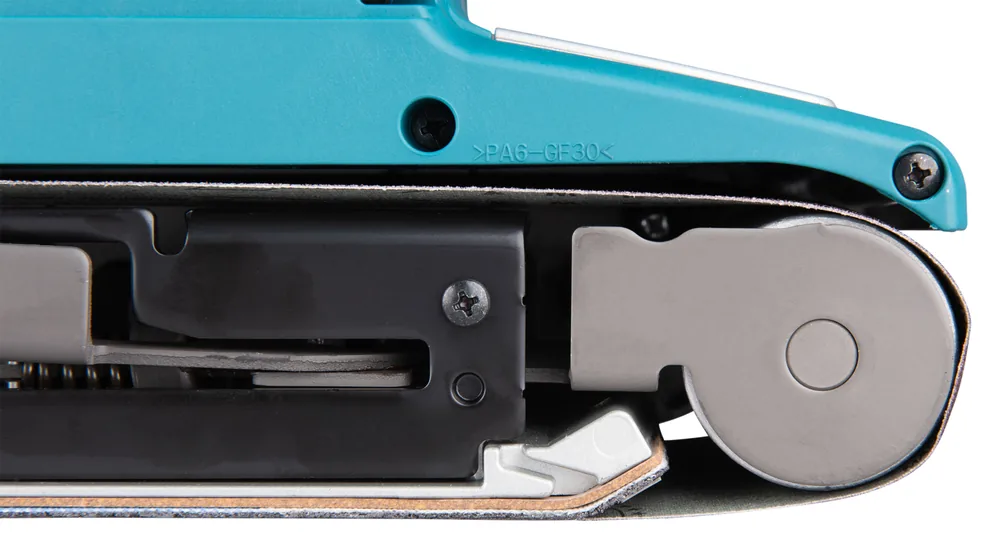 Schleifband und Antriebsrolle des Makita 9404J in der Detailaufnahme