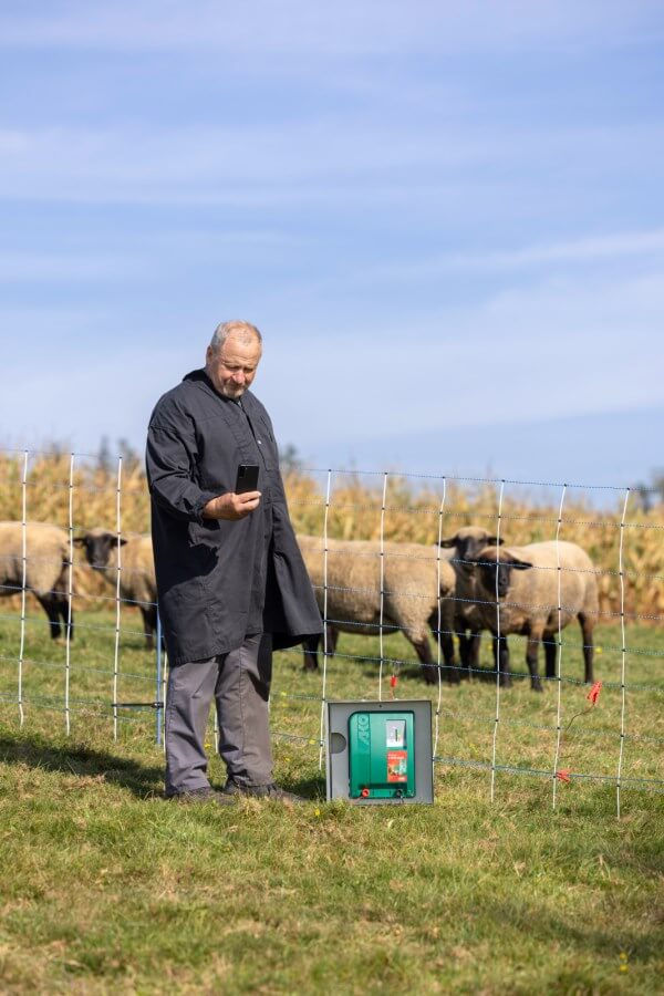 Kerbl Duo Power X 6000 smart – Effizientes und intelligentes Weidezaungerät für Landwirte und Tierhalter. Ideal für Pferde, Rinder und Schafe mit mittlerem bis starkem Bewuchs. Mit Anbindung an Cloud und App-Steuerung.
