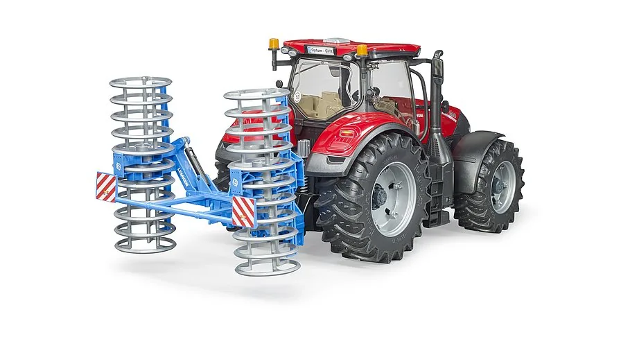 Traktor mit Frontpacker bei der Bodenbearbeitung auf dem Feld