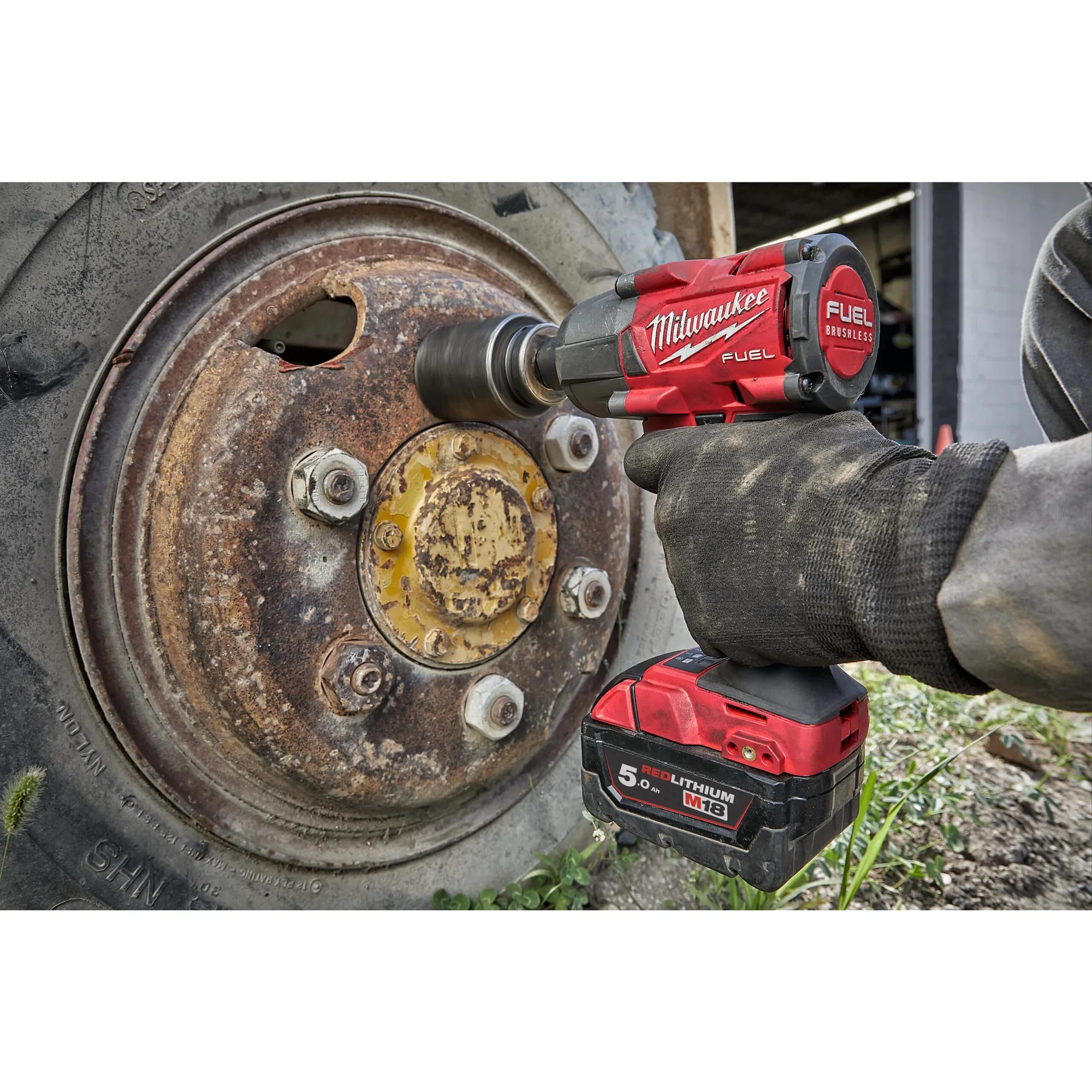 Milwaukee M18 FUEL Schlagschrauber beim Lösen einer Radmutter