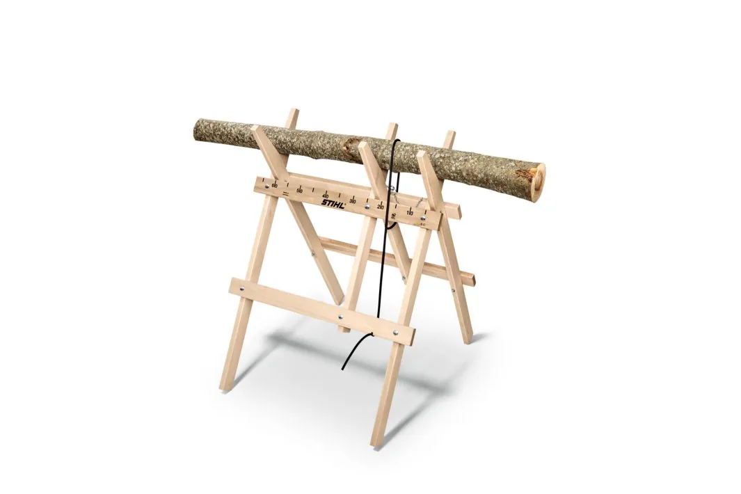 STIHL Sägebock aus Holz mit eingespanntem Rundholz, leichter Brennholz-Sägebock