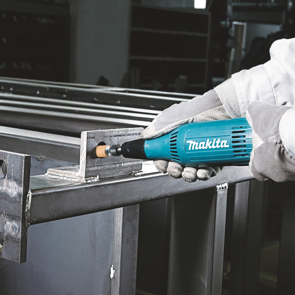 Makita GD0603 Geradschleifer im Einsatz an einem Metallrahmen