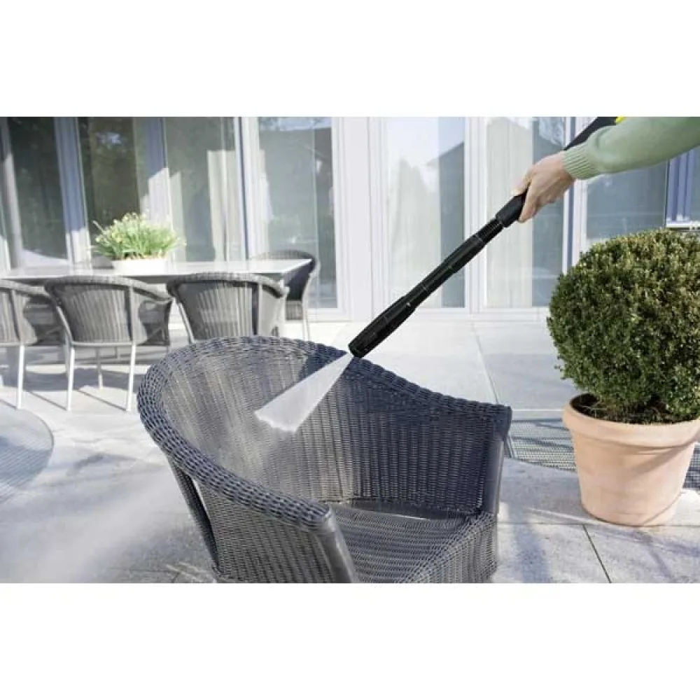 Kärcher VP 180 Vario Power Jet Strahlrohr reinigt einen Korbsessel auf der Terrasse
