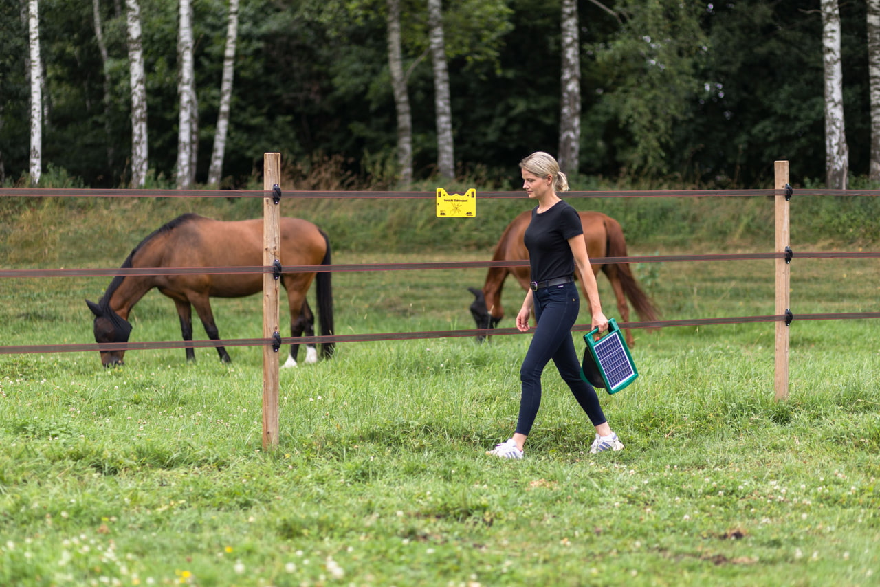 Effizientes Solargerät für Weidezäune - AKO SunPower S1000: Zuverlässige Tierbegrenzung für Landwirte und Tierhalter