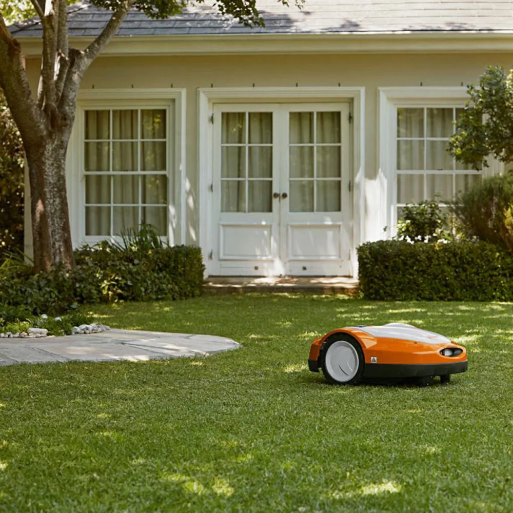 STIHL RMI 632 P iMOW Robotermäher im Garten vor einem Haus